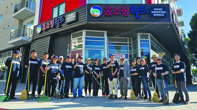 LA 한인상공회의소(KACCLA·회장 곽문철)는 지난 24일 LA 한인타운 8가길 웨스턴 에비뉴부터 놀만디 에비뉴까지의 인도를 두 시간여 동안 청소하는 환경정화 봉사 활동을 펼쳤다. 이날 봉사활동에는 회장단 등 20여명의 이사들이 참여했다. LA 한인상의는 이번 봉사활동을 시발점으로 LA 한인타운 환경정화 활동을 지속적으로 전개할 계획이라고 밝혔다. 곽문철(맨 왼쪽) 회장과 이사들이 청소를 마친 후 한 자리에 모였다.  [LA 한인상의 제공]